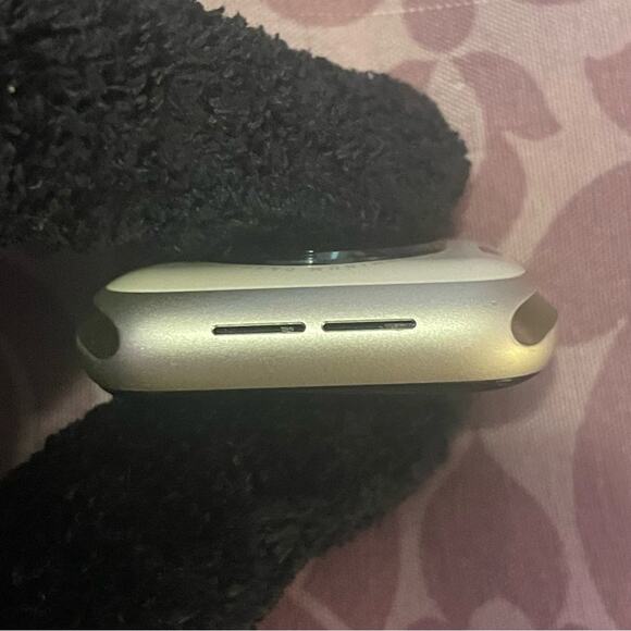 Apple Watch SE 40MM GPS LOCKED - Picture 5 of 8